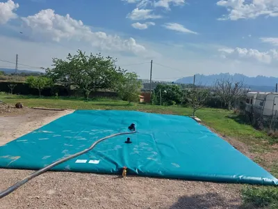 Membrana de un depósito flexible instalado en campo, con la manguera de llenado y la válvula de salida