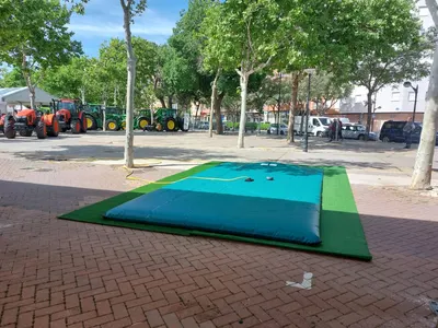 Depósito flexible para agua apoyado sobre una superficie pavimentada y nivelada, al aire libre y sin obra de fábrica